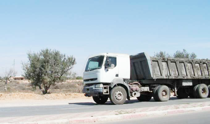 مدير استغلال وصيانة الطرقات بوزارة التجهيز لـ«الصباح»:    الحمولة الزائدة للشاحنات الثقيلة «ترهق» الطرقات.. ونعمل من أجل قوانين أكثر ردعًا